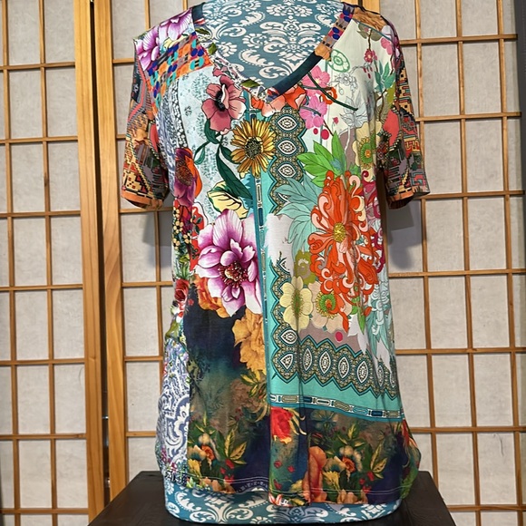 Johnny Was Medium Romantic Bamboo V-Neck Tee NWT - Picture 2 of 7